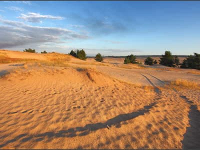 Бугристые пески - так ещё называется эта уникальная местность. Здесь совсем редко попадается растительность, хотя пустыня окружена густыми хвойными лесами.