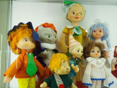 Возле метро Кловская находится уникальный Музей игрушки. Тут можно узнать полную историю игрушечного производства в Украине, посмотреть на удивительные образцы сырных кукол, рассмотреть советские и современные игрушки.
