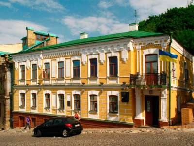 Дом-музей Булгакова находится по адресу Андреевский спуск, 13А. Цена взрослого билета - 30 гривен, для школьников и студентов предусмотрены скидки.