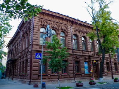  Шоколадный дом в Киеве находится на улице Шелковичной, 17/2, недалеко от Крещатика. Ранее здесь находились исключительно дома богатых вельмож.