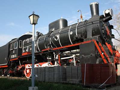 Старинные и современные вагоны поездов в Киевском железнодорожном музее