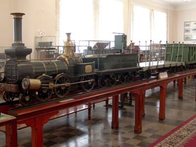 Музей железной дороги в Киеве находится недалеко от вокзала, по адресу площадь Привокзальная, 1. Цена за вход - 16 гривен, за фотосъемку нужно доплатить 6 гривен.