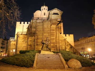 Золотые Ворота - величайший киевский памятник архитектуры, внесенный в список ЮНЕСКО. Ворота были построены ещё в 11 веке и сохранились до наших дней. Сейчас здесь находится музей, посвященный их истории.