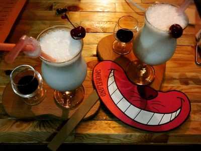 “SmokeLand bar” — это новая кальянная и арт кафе в центре Киева, сделанное в стиле произведения Алиса в стране чудес!