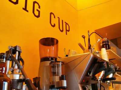  В BIG CUP имеются все традиционные виды кофе, включая латте, эспрессо, капучино, американо и т.д. Они зачастую создаются по необычной технологии. Например, в Flat White, вместо воды может быть добавлен натуральный апельсиновый сок.