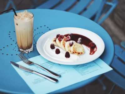 В кофейной The Blue Cup Coffee Shop сладкие десерты порадуют своим внешним видом и вкусовыми качествами.
