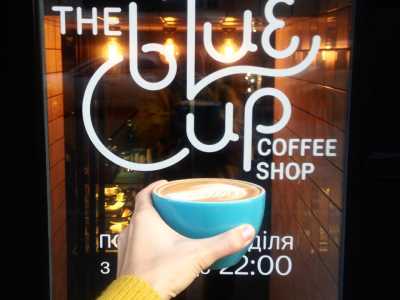 Кофейня The Blue Cup Coffee Shop находится в самом центре города Киева, достаточно оживленном и людном месте, на улице Пушкинская 5, в непосредственной близости от Прорезной