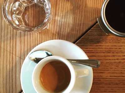 Фирменные напитки под названием Cherry coffee и Раф Апельсин удивят любого гостя. Особенностью этих предложений является добавка карамели из джема.