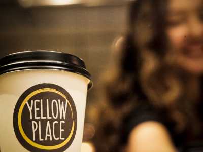 Находится кофейня Yellow Place (Желтое место) в самом популярном специализированном магазине в Украине - Good Wine
