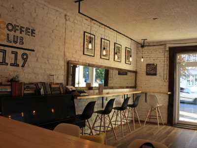 Кофейня Coffee Club 119 выгодно отличается от других аналогичных мест своим месторасположением, красивым экстерьером и безупречным интерьером. Находиться тут захочется намного дольше, чем планировалась.