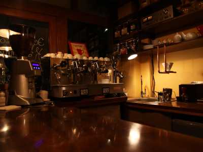 Кафе EspressoHolic рассчитано на самых разных посетителей, семейных пар, деловых людей, влюбленных. Предлагаемый кофе приготавливается по альтернативной технологии. За основу берутся натуральные зерна, обжаренные вручную собственными бариста.