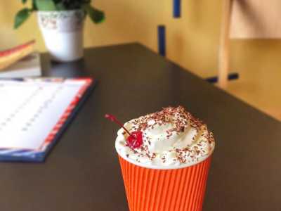 В кафе Me.KAVA Вам предложат вкусные кофейные напитки, приготовленные на современном оборудовании из качественного сырья. 