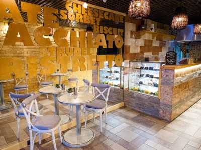  Coffee&Waffle впечатляет просторным, большим залом, оформленным в стиле лофт.