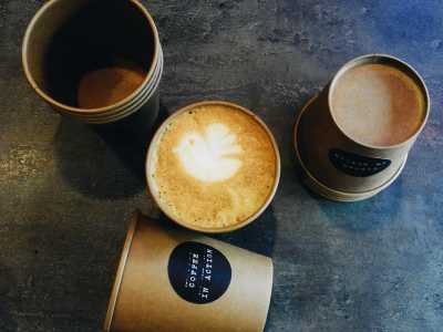 Рассматривая существующие новые заведения Киева, кофейня Coffee in Action / Domino позволит попробовать Вам уникальные напитки, приготавливаемые в джезве (турке). Кроме этого получится заказать полноценный эспрессо, кофе на песке. Обязательно стоит попроб