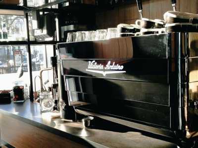 Кофейня Coffee in Action / Domino находится в подольском районе столицы. Интерьер позволит почувствовать спокойствие и легкость. В ассортименте популярные сорта кофе, которые приготавливаются на специализированном оборудовании.