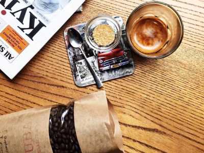 Главным образом в CUBA coffee преобладает стиль лофт. Кирпичная кладка смотрится достаточно изящно и необычно. 