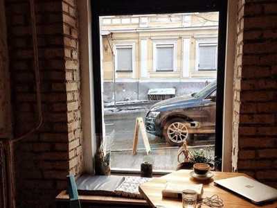  Выгодное расположение, в центре города, делает One Little Coffee Shop одним из самых интересных кафе Киева.