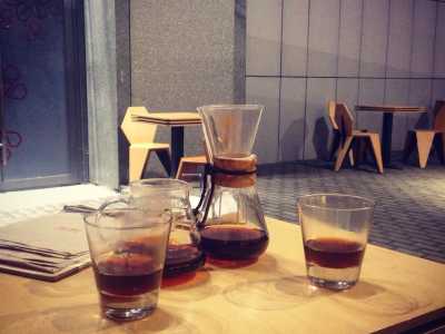 В «ONE LOVE espresso bar» имеются альтернативные варианты кофе, в том числе фретта, пуровер, кемекс и аэропреси