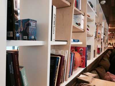 В «ONE LOVE espresso bar» колоритно смотрится библиотека, основная часть произведений которой посвящена тематики «искусство».