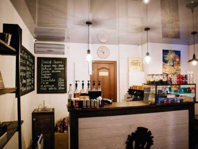 Ассортимент напитков в кофейне «Steamfeel Coffee Shop» традиционный. Посетителям предлагается попробовать фирменный эспрессо, ароматный американо, крепкий капучино, вкуснейший латте и ряд других позиций.