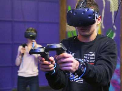 клуб VNATURE даст возможность погрузится в виртуальную реальность одновременно 3 людям в очках HTC VIVE и с двумя контролерами в руках. А также в клубе есть уютная лаунж зона, где большая компания друзей может отдыхать, курить вейп и играть в PlayStation.