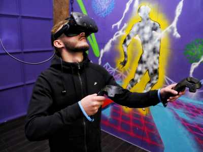 клуб VNATURE даст возможность погрузится в виртуальную реальность одновременно 3 людям в очках HTC VIVE и с двумя контролерами в руках
