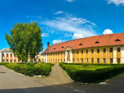 Достопримечательность находится на Волыни и может похвастаться своею 500 летней историей. Это место еще называют Луцким замком Радзивиллов, в честь его основателя – князя Николая Черного. 