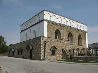 Сатановская Синагога была возведена в 1514 году, при этом некоторые археологи отдают предпочтение другой дате - 1534 году. 