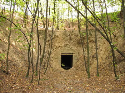 Невероятно, но под Лысой горой построен небольшой подземный городок, который можно наблюдать и сегодня.