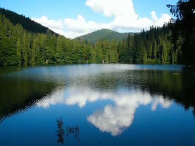 Озеро Маричейка отличается природным происхождением, небольшой глубиной. 