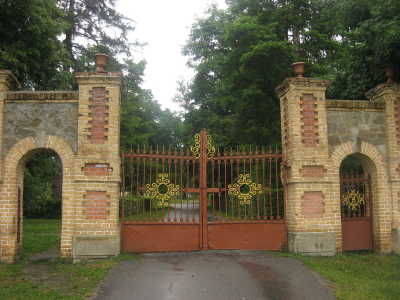 Особое внимание следует обратить на основной и старый дворец Хоецких, графские ворота, китайский домик и флигели в парке Самчики