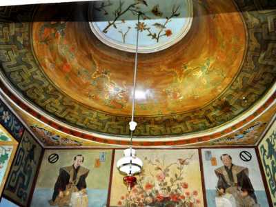 Просто роскошно смотрится Японский кабинет в историко-культурном заповедник Самчики, потолок которого выполнен в виде сферы.