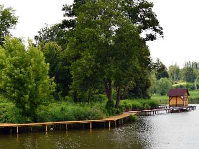 Загородный комплекс Джерело находится на берегу живописного и чистого озера, вдали от шума дорог и городской суеты. 