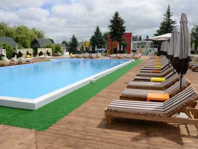 Открытый бассейн в загородном комплексе Edem beach club возле Киева