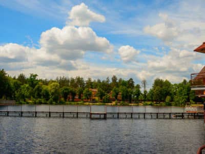 Озеро в загородном комплексе «Пуща Лесная» возле Киева.