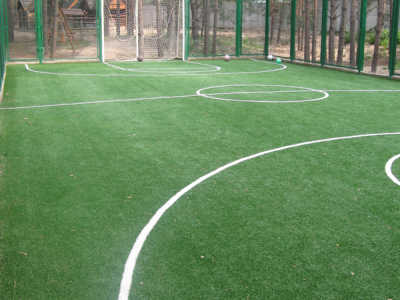 Футбольное и баскетбольное поле в загородном комплексе «Sobi Club» возле Вышгорода.