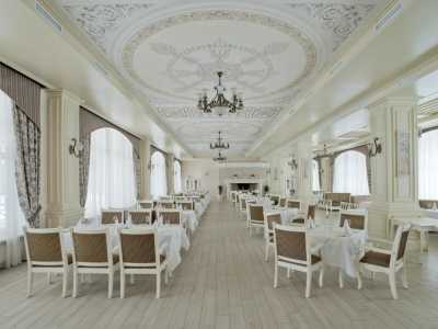 Банкетный зал в ресторанно-гостиничном комплексе «Sobi Club» возле Вышгорода.