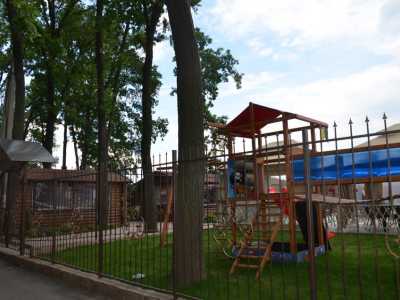 Детская площадка в загородном комплексе «Золотой дуб» возле Киева.