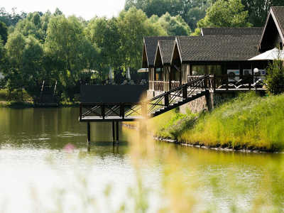 Озеро для рыбалки в загородном комплексе Equides club возле Киева.