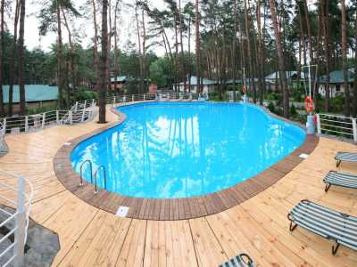Открытый бассейн в загородном комплексе Good Wood возле Киева.