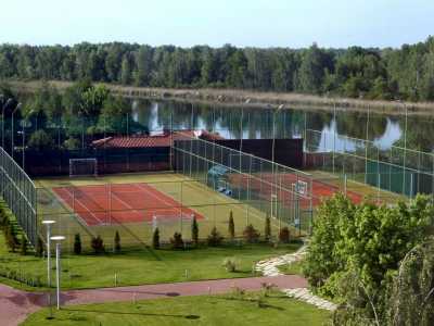Футзальное и баскетбольное поле в загородном комплексе «Platinum» возле Киева.