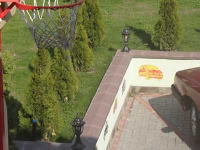 Баскетбольное поле в загородном комплексе «Фортуна Клуб» возле Киева.