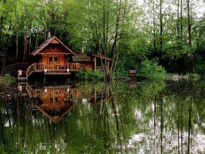 Озеро для рыбалки и сезонной охоты в загородном комплексе «Lisotel» возле Киева.