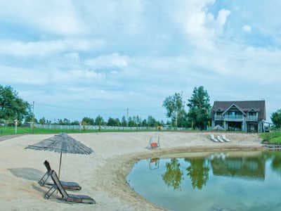 Озеро с пляжем в загородном комплексе «Пастораль» под Киевом