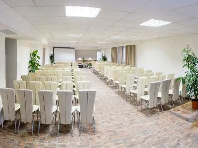 Зал для конференций в загородном комплексе «Sosnovel» возле Киева.