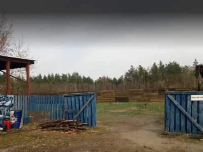 База отдыха «Снайпер» находится всего в нескольких минутах езды от Киева. Она расположена в лесу, тихом, спокойном и живописном месте. На территории комплекса имеется несколько тиров для разных типов стрельбы. 