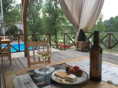 Загородный отель «Relax Villa Poduzska» с открытым бассейном возле столицы.