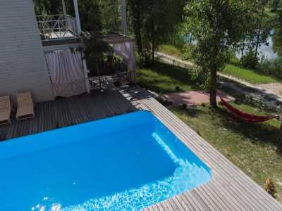 Отдых у бассейна в загородном комплексе «Relax Villa Poduzska» возле Киева.