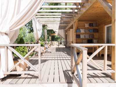 Уютная терраса в загородном комплексе «Relax Villa Poduzska» возле Киева.