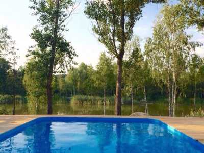 Открытый бассейн в загородном комплексе «Relax Villa Poduzska» возле Киева.
